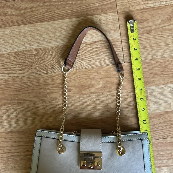 Guess Purse - Picture 10 of 10